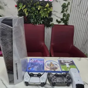PS5 Console with 2 pad and 3 CDs.